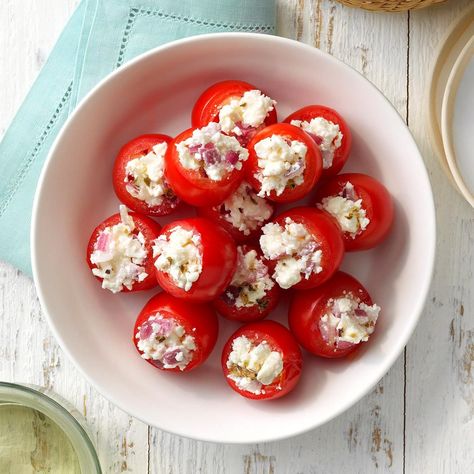 "They're easy to fix as an appetizer or salad," says Mary Lou, a Florida native. "It's impossible to eat just one." Tomato Bites, Stuffed Cherry Tomatoes, Salad Art, Christmas Appetizers Easy, Cherry Tomato Recipes, Summer Food Party, Stuffed Tomatoes, Easter Appetizers, Christmas Recipes Appetizers