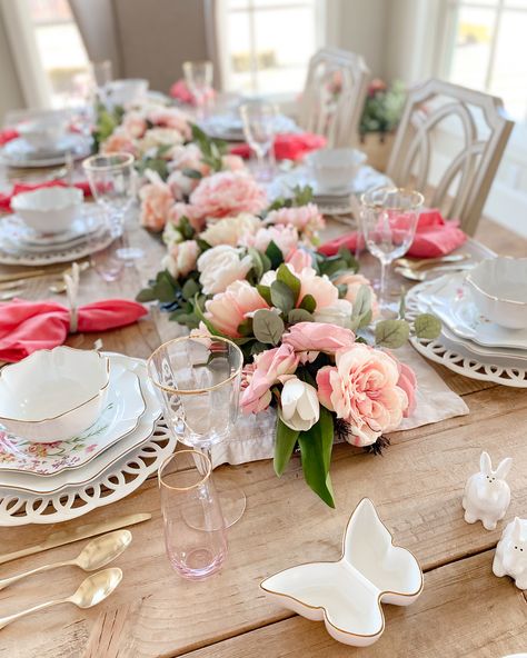 Set the Perfect Easter Table with These Entertaining Essentials from Martha's Collection Spring Table Scape, Spring Tablescapes Ideas, Napkin Ring Ideas, Antique Dinnerware, Martha Stewart Home, Spring Table Settings, Easter Entertaining, Festive Table Setting, Easter Napkins