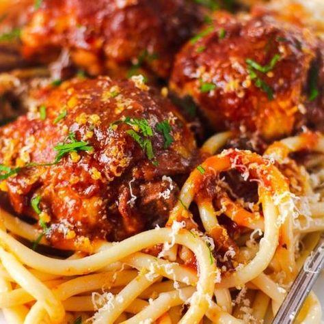 Chicken In Tomato Sauce Recipes, Chicken In Tomato Sauce, Tomato Sauce Recipes, Greek Pastitsio, Greek Meze, Salad Appetizer Cups, Marinated Chicken Thighs, Cooking Onions, Tomato Sauce Recipe