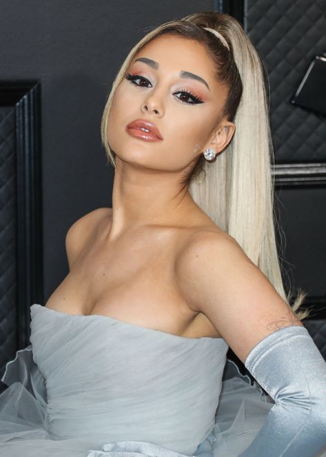 Ariana Blonde Hair, Ariana Blonde, Baby Blue Eyeshadow, Ariana Grande Beautiful, Pale Pink Lipstick, Grammys 2020, Taupe Eyeshadow, Ariana Grande Images, Pretty Eye Makeup