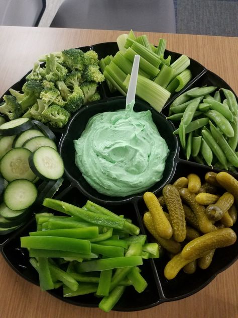 St Patrick's Day Veggie Tray, Party Food St Patricks Day, St Patricks Veggie Tray Party Ideas, St Patrick’s Day Food Activities For Kids, Shamrock Veggie Tray, Green Stuff For Color Party, St Pattys Day Veggie Tray, Saint Patricks Party Food, Healthy Saint Patricks Day Food