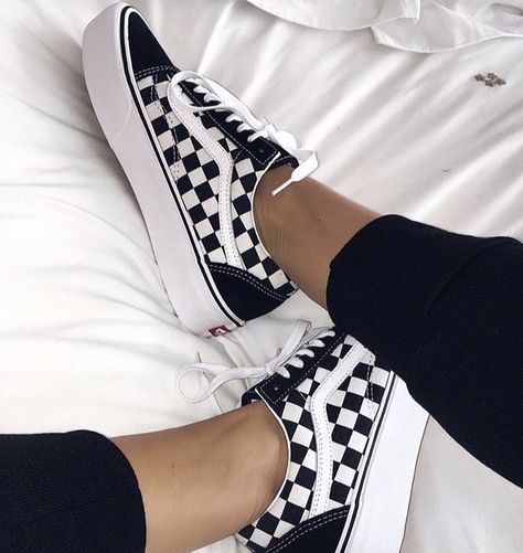 Tenis Vans, Shoes Illustration, Sneakers Vans, Vans Black And White, Shoe Inspo, Combat Boot, Sporty Girls, Casual Sporty, Shoe Closet