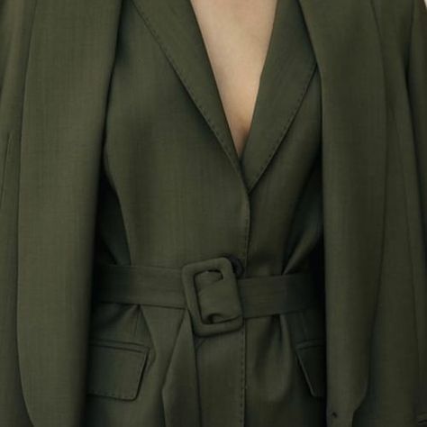 Minimalist Street Style, Yennefer Of Vengerberg, Street Style Inspiration, Green Aesthetic, Look Fashion, Shades Of Green, High Fashion, What To Wear, Fashion Shoes