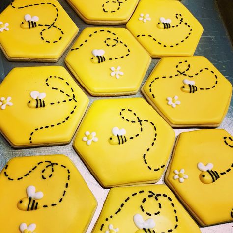 Spelling Bee Cookies, Bee Theme Cookies Decorated, Bumblebee Cookies Decorated, Royal Icing Bees How To Make, Honey Bee Cookies Decorated, Spring Themed Cookies Decorated, Royal Icing Bees, Bee Sugar Cookies Decorated, Bumble Bee Cookies Decorated