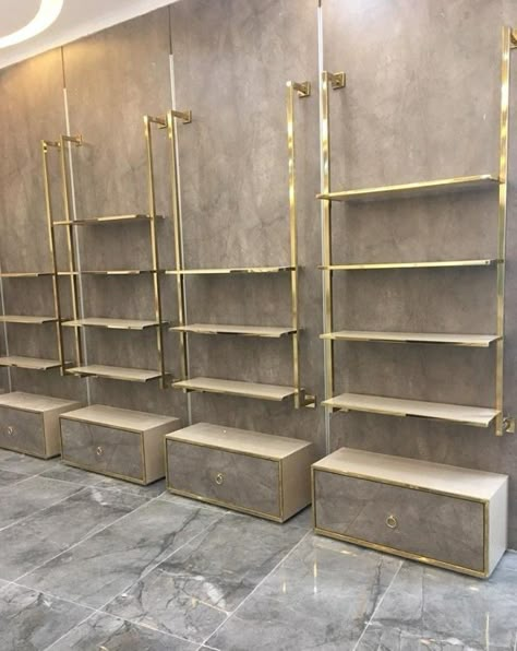 Gold Shelves Decor, Shop Rack Design Store Displays, Gold Display Stand, Bags Display Ideas Shelves, Ideas For Boutique Decor, Bag Shelves Ideas, Gold Store Design, Shoe Display Ideas Boutiques, Shoe Stand Ideas