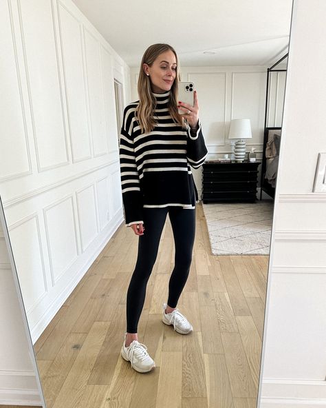 Summer Sweater Outfits, Beige Sweater Outfit, Black Turtleneck Outfit, Sweater Leggings Outfit, Veja Venturi, Zapatillas Veja, Striped Sweater Outfit, Legging Outfit, Veja Esplar