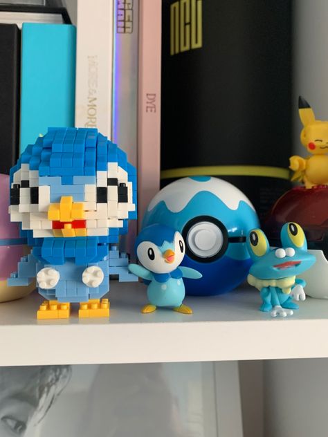 Pokemon Bookshelf, Pokemon Shelves, Pokemon Room Aesthetic, Cute Room Desk, Pokemon Shelf, Pokemon Room Decor, Pokemon Desk, Pokémon Lego, Ocean Room Decor