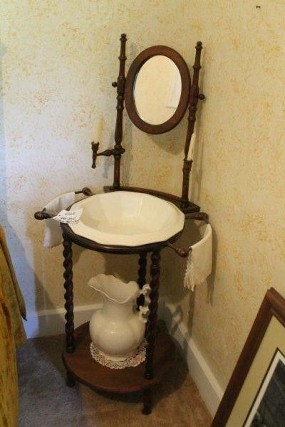 Antique Pitcher And Bowl, Cottages À La Campagne, Vintage Wash Stand, Victorian Home Ideas, Antique Wash Stand, Antique Pitcher, Wash Stand, Vintage Interior, Centerpiece Bowl