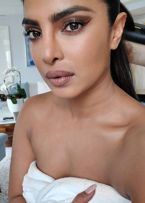 Priyanka Chopra Makeup, Brunette Black Hair, Bollywood Makeup, Red Carpet Makeup, Classy Makeup, The Beauty Department, Celebrity Makeup Artist, Lipstick Swatches, Celebrity Makeup