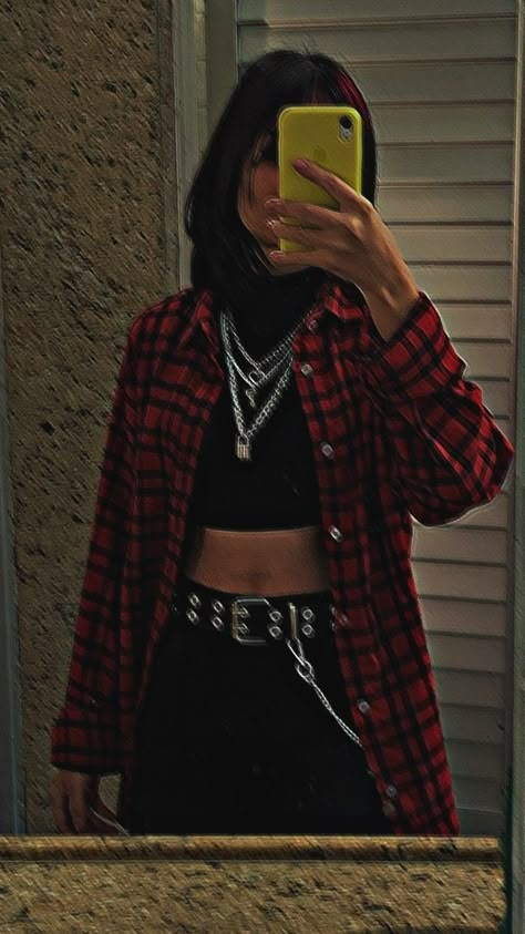 Blusa xadrez, cinto e colares Red Flannel Outfit, Red And Black Outfits, Flannel Outfits, Dark Outfits, Tomboy Outfits, Tomboy Style Outfits, Swaggy Outfits, Tomboy Fashion, Alternative Outfits