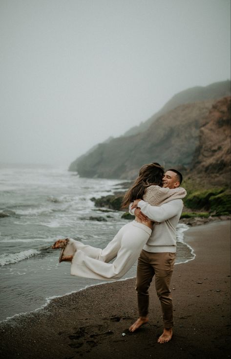 Sunrise Shoot, Rainy Engagement Photos, Pre Wedding Praia, Engagement Photo Shoot Beach, Moody Beach, Couples Beach Photography, Beach Engagement Photoshoot, Cute Engagement Photos, Beach Sessions