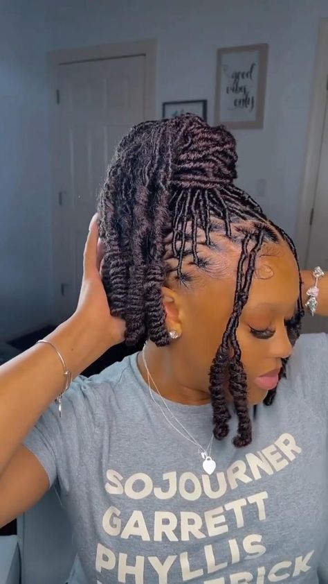 Locs Hairstyles Short, Barbie Pony, Hairstyles Locs, Dreads Styles For Women, Barbie Ponytail, Short Locs, Short Box Braids Hairstyles, Short Box Braids, Short Locs Hairstyles