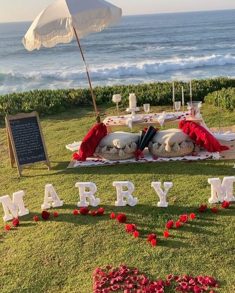 Luxury Picnic Proposal, Marry Me Picnic Proposal, Picnic Proposal Ideas Romantic, Beach Picnic Proposal, Proposal Picnic Ideas, Wedding Proposal Decoration Ideas, Wedding Proposal Ideas Beach, Proposal Ideas Unique Creative, Picnic Proposal Ideas