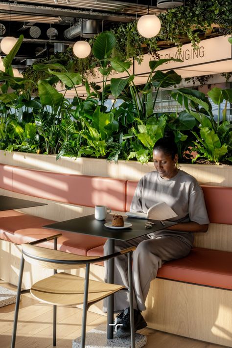 Versatile food and beverage breakout space at Alpha Group's Paddington office with a bench featuring peach seats, tables, and a built-in planter filled with plants. Ideal for casual meetings and meals. Collaboration Spaces In Offices, Seating With Planter, Breakout Area Design, Office Bench Seating, Office Relax Area, Caffe Bars, Green Office Space, Planter Seating, Utility Warehouse