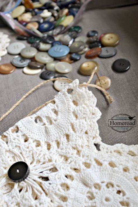 Doily Banner, Doily Garland, Homemade Banners, Vintage Buttons Crafts, Lace Garland, Doilies Crafts, Vintage Doilies, Vintage Crochet Patterns, Diy Banner