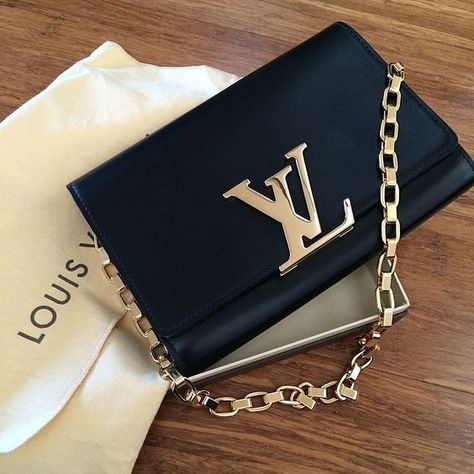 pinterest: naaaaaatalie Tas Louis Vuitton, Tas Lv, Sac Louis Vuitton, Rich Luxury, Makeup Outfit, Lv Bags, Louis Vuitton Purse, Luxury Hair, Gucci Bags