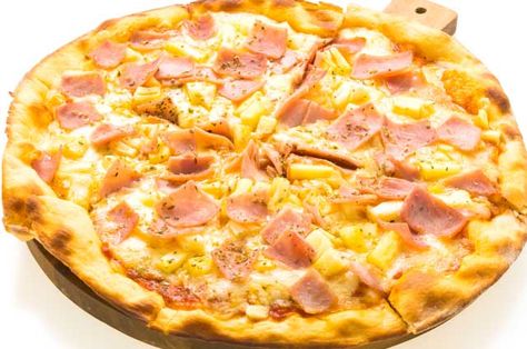 Ham Pizza Recipes, Homemade Hawaiian Pizza, Hawaiian Pizza Recipe, Pineapple Pizza Recipes, Ham And Pineapple Pizza, Pizza Toppings Combinations, Plain Pizza, Ham And Pineapple, Onion Pizza