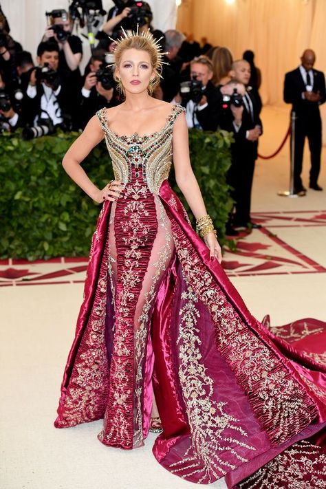 Blake Lively - Met Gala 2018 Met Gala Best Dressed, Blake Lively Met Gala, Met Gala Outfits, Versace Gown, Met Gala Dresses, Gala Outfit, Heavenly Bodies, Gala Fashion, Holy Chic