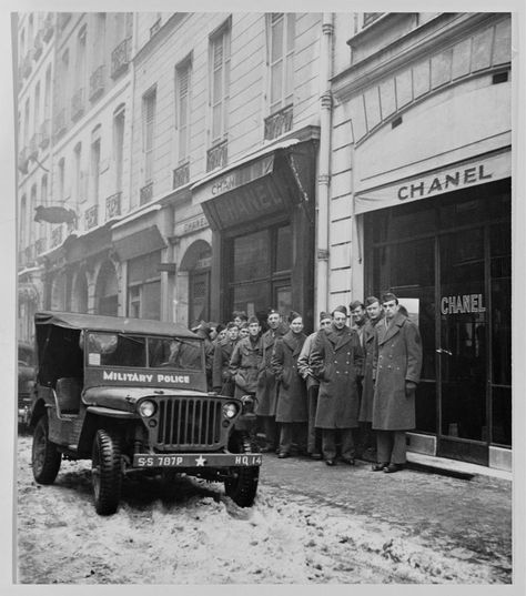 American solders in front of 21 rue Cambon to buy perfume Chanel No. 5 in 1945 31 Rue Cambon, Chanel N 5, Perfume Chanel, Mademoiselle Chanel, Chanel N° 5, Chanel Suit, Chanel Boutique, Mode Chanel, Chanel No 5