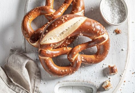 Pretzel Shapes, Pretzel Dip Recipes, Almond Paste Cookies, Authentic German Recipes, Easy German Recipes, Spiced Applesauce, Pretzel Shape, German Bread, German Baking