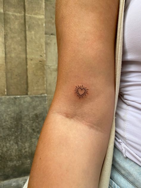 Peach Stamp Tattoo, Mini Tatooes Idea, Small Tattoo Heart, Emma Chamberlain Tattoo, Dainty Tattoos With Meaning, Cool Tattoos For Women, Europe Tattoo, Tattoo Between Breast, 19 Tattoo