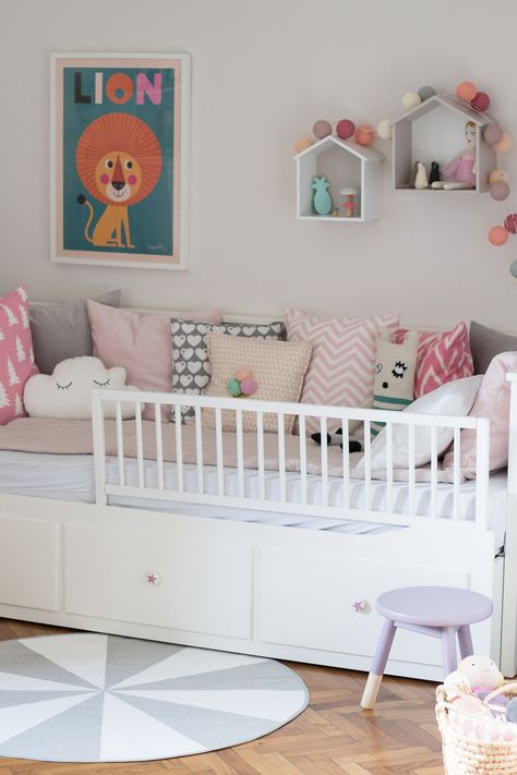 Löwenprint von OMM DESIGN, roséfarbene Decke von NUMERO74, Wolkenkissen von Hemnes Daybed Kids Room, Lit Hemnes Ikea, Baby Zimmer Ikea, Ikea Hemnes Daybed, Hemnes Daybed, Ikea Hemnes Bed, Hemnes Day Bed, Ikea Daybed, Hemnes Bed