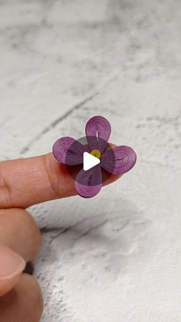 Quiling Paper Art Easy, Quiling Paper Art, Quilling Flowers Tutorial, Flowers Quilling, Quilling Techniques, Quilling Flowers, Lilac Flowers, Quilling Art, Lavender Color