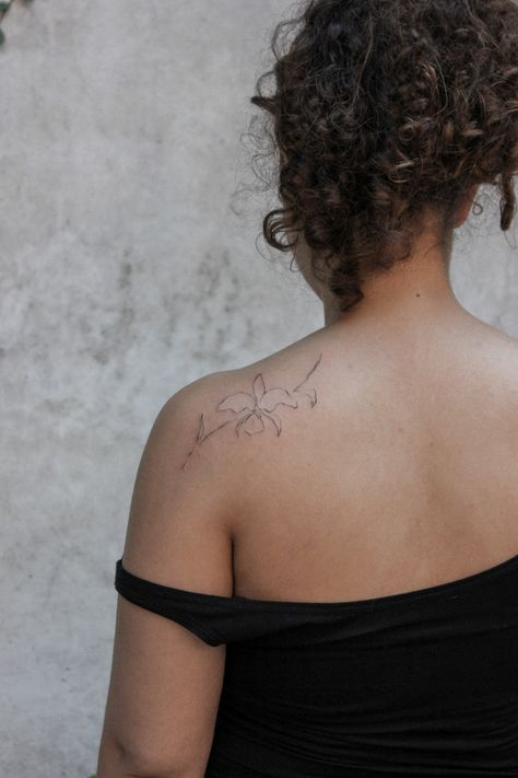 cattleya mossiae flower tattoo back small tattoo ideas aesthetic venezuela national flower orchid tattoo тату орхидеи бутон цветок орхидеи необычный на лопатке на спине небольшая татуировка идеи Tattoo Back Of Shoulder Women, Upper Shoulder Back Tattoos For Women, Womens Back Shoulder Tattoo, Minimalistic Shoulder Tattoo, Fine Line Back Tattoos For Women, Upper Back Shoulder Tattoo For Women, Small Shoulder Blade Tattoo, Small Back Shoulder Tattoos, Small Back Shoulder Tattoos For Women