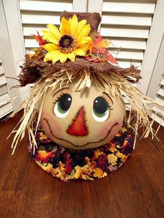 Adorable scarecrow face Scarecrow Painting, Scarecrow Pumpkin, Fall Gourds, Moldes Halloween, Scarecrow Doll, Creative Pumpkin Decorating, Halloween Gourds, Scarecrow Face, Pumpkin Decorating Contest