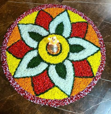 Onam Rangoli Flower Unique, Poo Kolam Flowers, Flower Rangoli Ideas, Diwali Rangoli Designs Unique, Pattern Rangoli, Diwali Flowers, Onam Pookalam Design, Flower Rangoli Designs, Onam Pookalam