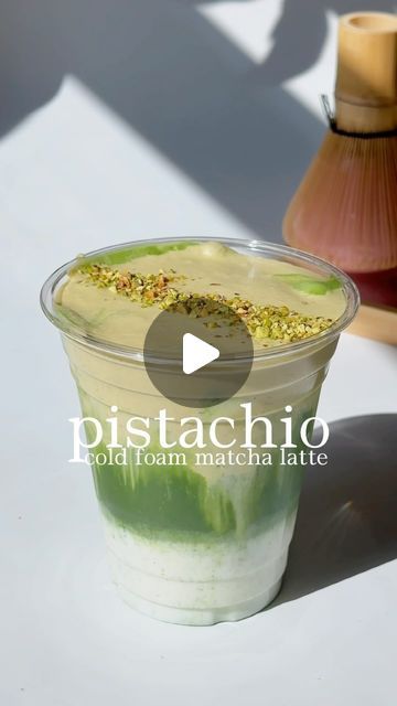 nguyet’s matcha café on Instagram: "💚🍵 pistachio cold foam matcha latte  if you liked the pistachio matcha latte, give this cold foam version a try it’s so good!!  - matcha ~2tsps + 45ml of 175F water - milk ~80ml  - ice cold foam - pistachios ~2tbsps  - condensed milk 1tbsp - heavy cream 40ml + milk 40ml  [blend until creamy]  #pistachio #coldfoam #matchalatte #homecafe" Pistachio Matcha, Pistachio Matcha Latte, Pistachio Cold Foam, Matcha Cold Foam, Ice Matcha Latte, Pistachio Milk, Matcha Cafe, Joe And The Juice, Iced Matcha Latte