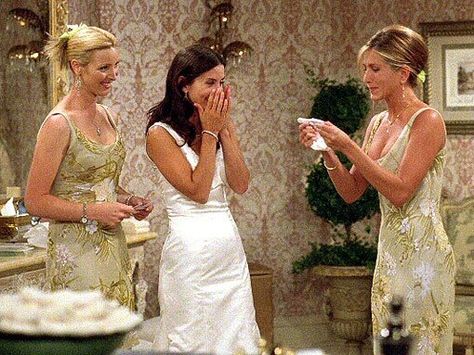 I always really liked Phoebe and Rachel's bridesmaids dresses from Monica's wedding. Positive Friends, Friends Season 8, Rachel Monica Phoebe, Claude Van Damme, Best Face Serum, Monica And Chandler, Jenifer Aniston, Friends Episodes, Jen Aniston