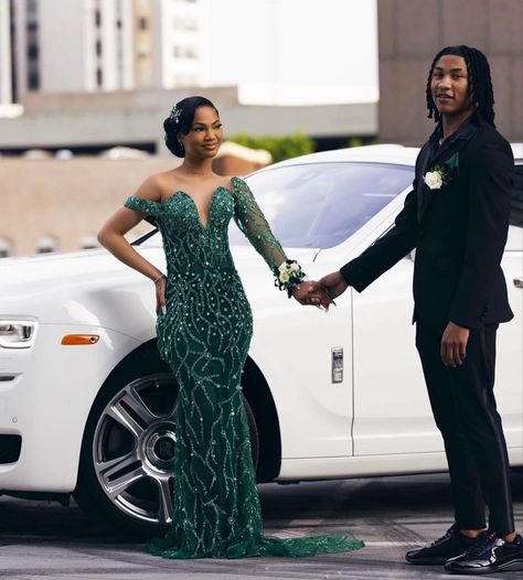 Black Prom Dress Couple, Prom Picture Poses For Couples, Prom Pictures Couples Black, Prom Photography Poses, Couple Prom, Prom Pictures Couples, Prom Picture Poses, Prom Dress With Train, Prom Photoshoot