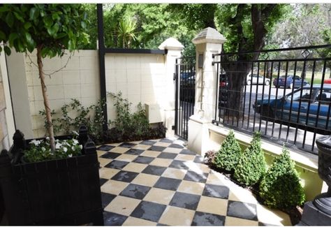 Small Front Courtyard Ideas, Enclosed Courtyard Ideas, European Courtyard, Privacy Patio, Cottage Courtyard, Exterior Cottage, Courtyard Gate, Perimeter Fence, Courtyard Entrance