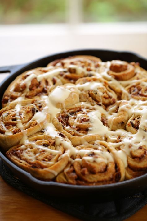 Overnight Cinnamon Buns with Cream Cheese Glaze Overnight Cinnamon Buns, Skillet Cinnamon Rolls, Overnight Cinnamon Rolls Recipe, Desserts Banana, Overnight Cinnamon Rolls, Healthy Videos, Cinnamon Rolls Easy, Easy Brunch Recipes, Christmas Morning Breakfast