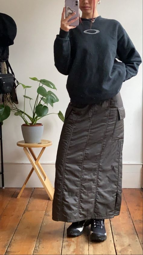 Parachute Skirt Outfit, Skirt Outfit Winter, Parachute Skirt, Japan Outfits, Hijabi Fits, Winter Skirt Outfit, Aesthetic Fits, Weather Wear, Casual Stylish