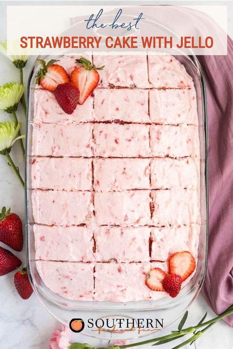 Strawberry cake with pink frosting, topped with strawberry halves, in a glass baking dish. Cake Made With Jello, Strawberry Cake With Jello, Cake With Jello, Strawberry Cake Mix Recipes, Strawberry Jello Cake, Jello Cake Recipes, Cakes Without Butter, Strawberry Sheet Cakes, Delicious Strawberry Cake