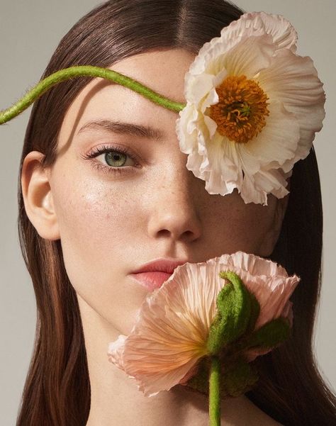 Model Flower Photography, Artistic Portraits Photography Women, Flower Editorial Photography, Flower Photo Ideas, Flowers On Face, Flower Portrait Photography, Portraits With Flowers, Pose With Flowers, Creative Portrait Photoshoot