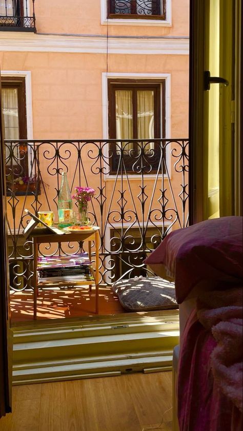 Small Apartment Patio Decorating Ideas, Small Apartment Patio Ideas, Apartment Patio Ideas, Apartment Patio Decorating Ideas, Apartment Patio Decorating, European Apartment, Madrid Aesthetic, Madrid Apartment, Latina Aesthetic