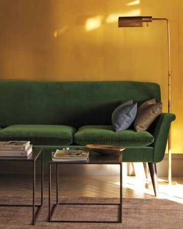 Gold and green! Martha stewart living, brass, green couch, gold wall Green Sofa Living, Mustard Walls, Gold Sofa, Yellow Sofa, Green Couch, Yellow Living Room, Yellow Interior, Yellow Decor, Yellow Wall