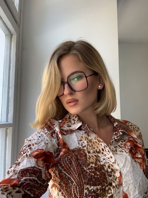 Oversized Glasses Aesthetic, Oversized Glasses Frames Woman, Square Glasses Aesthetic, Big Glasses Aesthetic, Big Square Glasses, Specs Frames Women, Square Clear Glasses, Fashion Short Hair, Big Glasses Frames