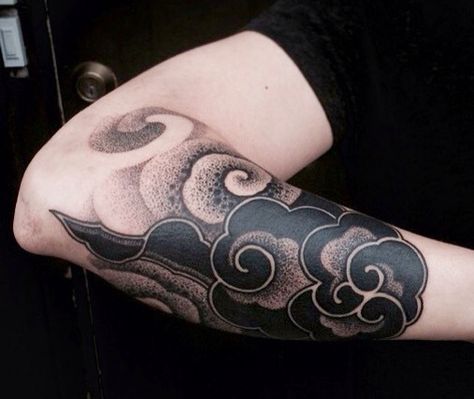 Black Cloud Tattoo, Japanese Cloud Tattoo, Cloud Tattoo Sleeve, Tattoo Wave, Mangas Tattoo, Wave Tattoo, Blackout Tattoo, Cloud Tattoo, Trendy Tattoo