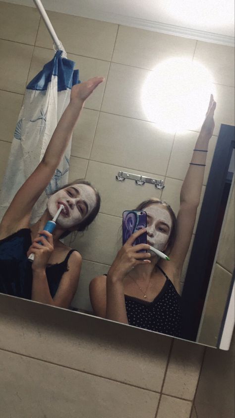 #overnight #friends #bestfriendgoals  #aesthetic #girlsnightout #instagram #mask #care #beautycare #bathroom #mirror #summer #skincare #enjoy Self Care With Friends Aesthetic, Bathroom Friends Aesthetic, Skincare With Friends, Skin Care With Friends, Overnight With Friends, Bestfriendgoals Photo Ideas, Two Person Photoshoot, Hotel With Friends, Pjs Party