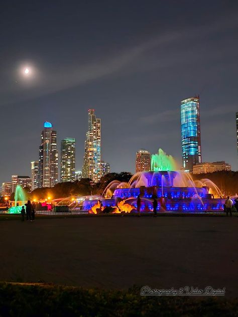 Original Chicago | Buckingham fountain at night with the moon in the background #chicagoepic Buckingham Fountain, Chicago Illinois, At Night, The Moon, Chicago, Moon, The Originals