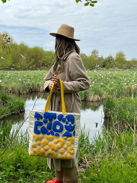 Totebag Embroidery Idea, Punch Needle Bag Diy, Punch Needle Accessories, Tufting Bag, Tufted Bag, Punch Clothes, Punch Needle Tote Bag, Punch Needle Bag, Crochet Triangle Pattern