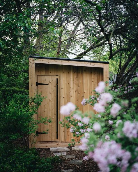 Is it time to spring for a sauna? Just let me know if you want wood fired or electric. Homemade Sauna, Rustic Saunas, Sauna And Cold Plunge, Modern Saunas, Cedar Hot Tub, Sauna Diy, Sauna House, Bench Design, Traditional Saunas