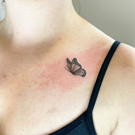 Butterfly Tattoo Collar Bone, Small Collar Bone Tattoo, Tattoo Collar Bone, Tattoos Ankle, Monarch Butterfly Tattoo, Simple Butterfly Tattoo, Piercing Inspiration, Tiny Tattoos For Women, Tattoo Tiny