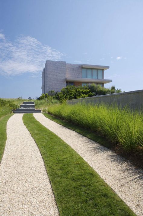 Private oasis in Bridgehampton: Dune Road Residence Grass Driveway, Dune House, Permeable Driveway, Modern Driveway, Paving Ideas, Driveway Paving, Gravel Driveway, Driveway Entrance, Driveway Design