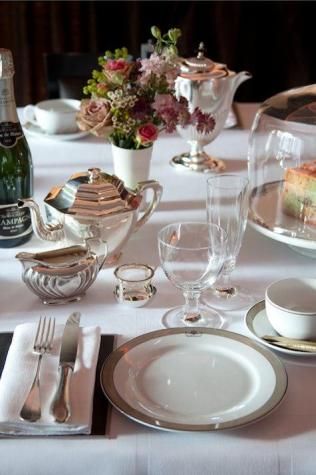 tea setting House Cafe, Beautiful Tablescapes, Table Ware, English Manor, Beautiful Table Settings, Elegant Dinner, Pretty Tables, Silver Tea, Masquerade Party