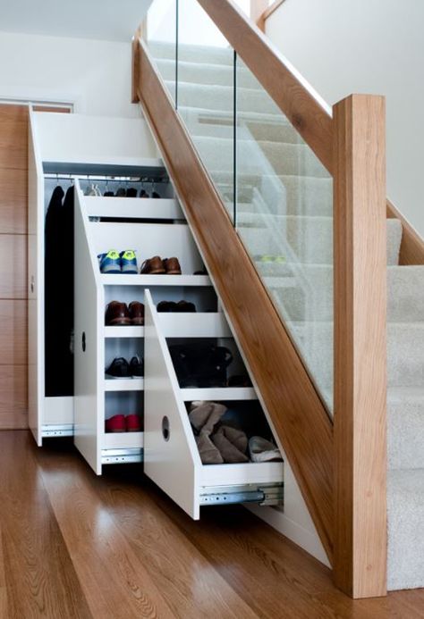 9 modi per sfruttare un sottoscala aperto - La gatta sul tetto Under Stairs Playroom, Under Stairs Dog House, Space Under Stairs, Under Stairs Cupboard, New Staircase, Under The Stairs, Glass Staircase, Understairs Storage, Stair Storage